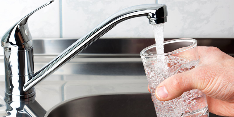 Acqua pura, buona e sicura dal rubinetto a uso domestico