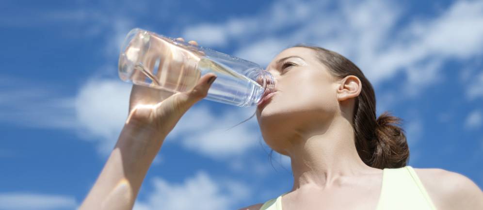 depurarsi dopo le feste bevendo acqua più volte al giorno